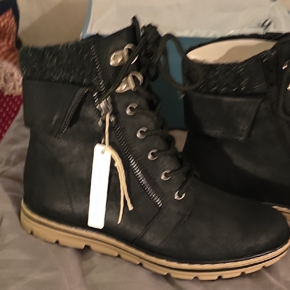 Cliffs by White Mountain Women's Black and Tan Lace-Up Boots - Picture 3 of 8